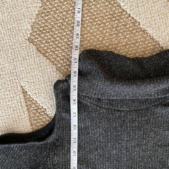 Hollister Women's Grey Knit Turtleneck Cold Shoulder Crop Top - Picture 4 of 6